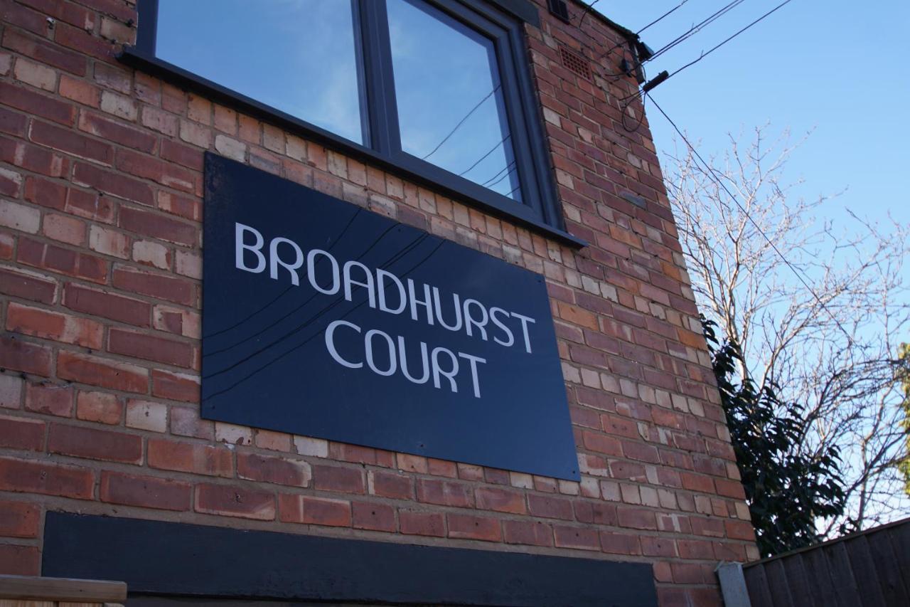 Air Host And Stay - Apartment 5 Broadhurst Court Sleeps 6 Minutes From Town Centre Stockport Exteriör bild