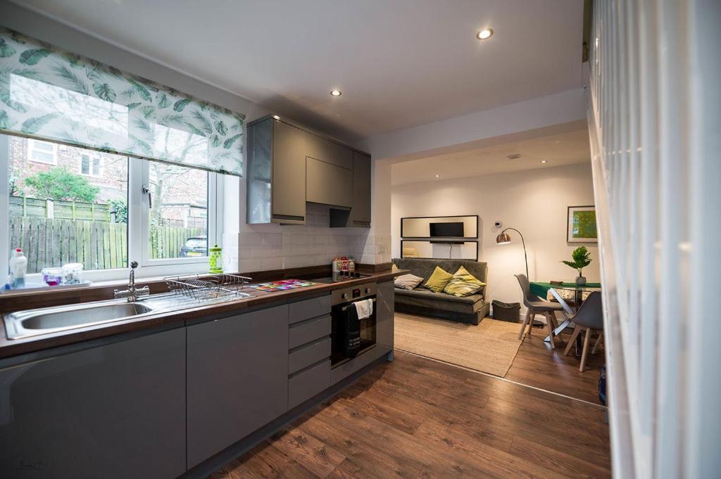 Air Host And Stay - Apartment 5 Broadhurst Court Sleeps 6 Minutes From Town Centre Stockport Exteriör bild