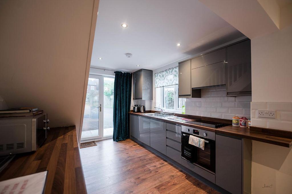 Air Host And Stay - Apartment 5 Broadhurst Court Sleeps 6 Minutes From Town Centre Stockport Exteriör bild