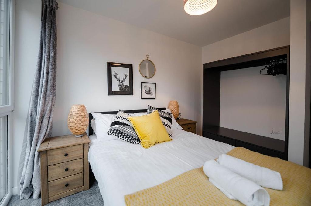 Air Host And Stay - Apartment 5 Broadhurst Court Sleeps 6 Minutes From Town Centre Stockport Exteriör bild