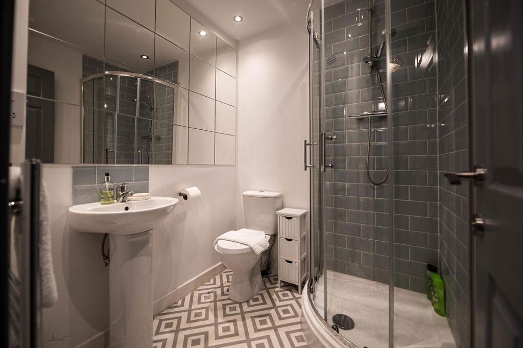 Air Host And Stay - Apartment 5 Broadhurst Court Sleeps 6 Minutes From Town Centre Stockport Exteriör bild