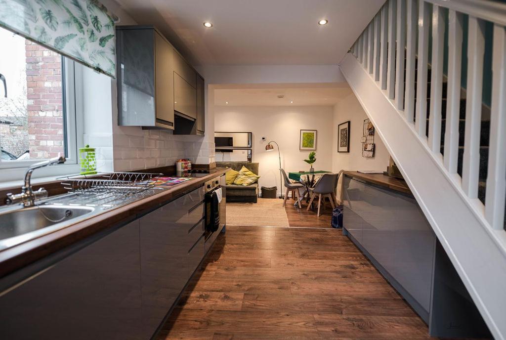 Air Host And Stay - Apartment 5 Broadhurst Court Sleeps 6 Minutes From Town Centre Stockport Exteriör bild