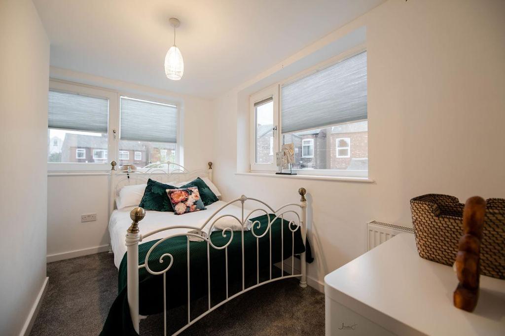 Air Host And Stay - Apartment 5 Broadhurst Court Sleeps 6 Minutes From Town Centre Stockport Exteriör bild