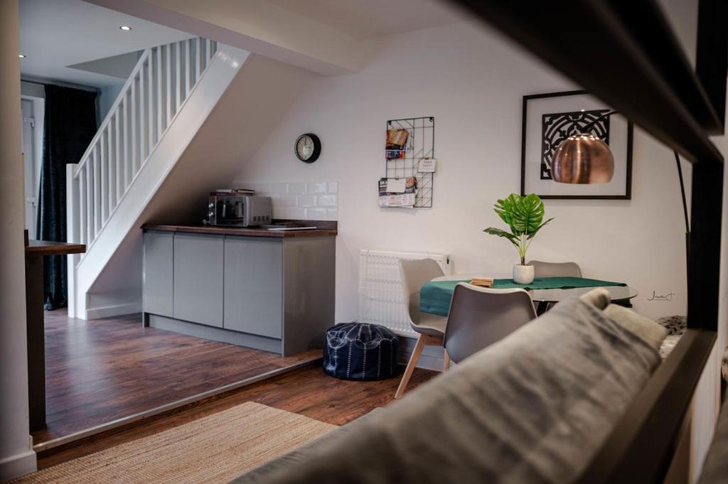 Air Host And Stay - Apartment 5 Broadhurst Court Sleeps 6 Minutes From Town Centre Stockport Exteriör bild