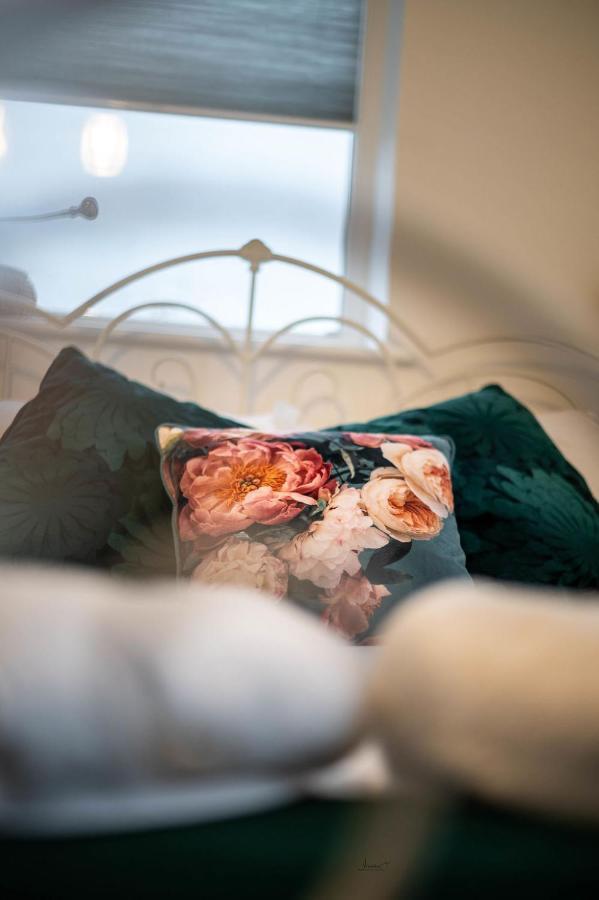 Air Host And Stay - Apartment 5 Broadhurst Court Sleeps 6 Minutes From Town Centre Stockport Exteriör bild