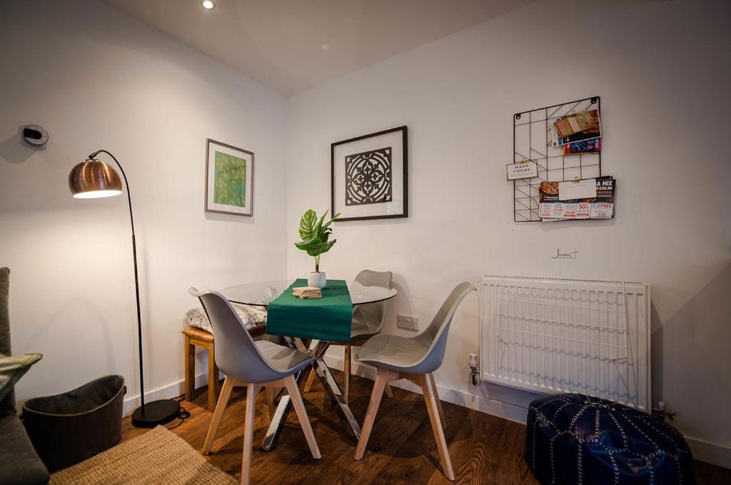 Air Host And Stay - Apartment 5 Broadhurst Court Sleeps 6 Minutes From Town Centre Stockport Exteriör bild