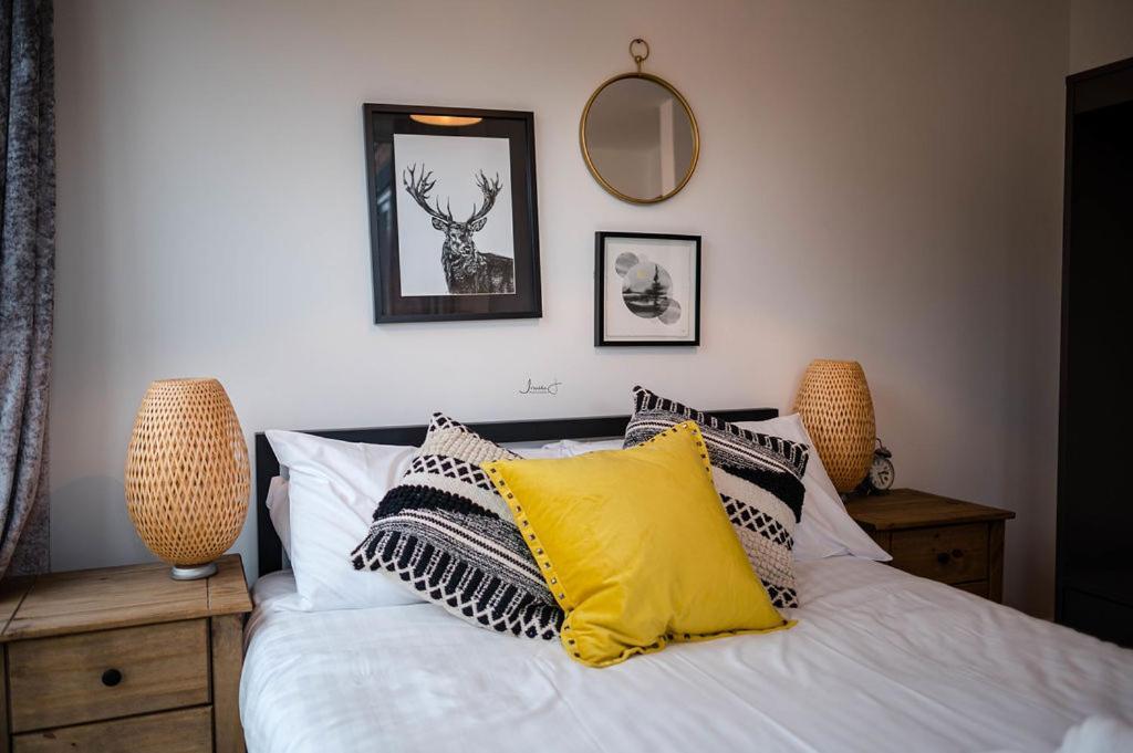 Air Host And Stay - Apartment 5 Broadhurst Court Sleeps 6 Minutes From Town Centre Stockport Exteriör bild
