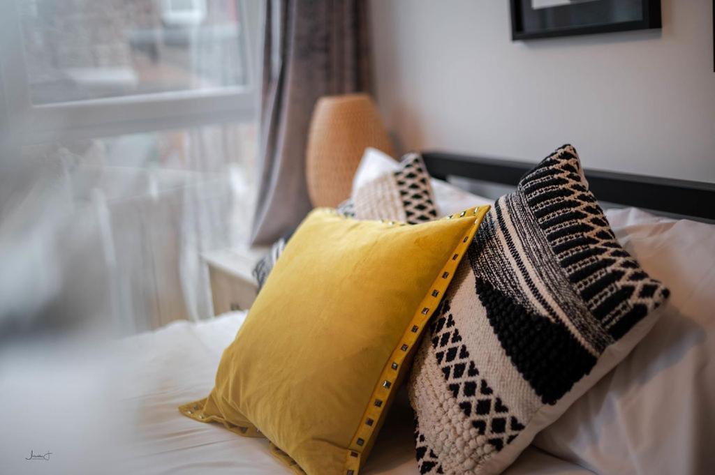 Air Host And Stay - Apartment 5 Broadhurst Court Sleeps 6 Minutes From Town Centre Stockport Exteriör bild