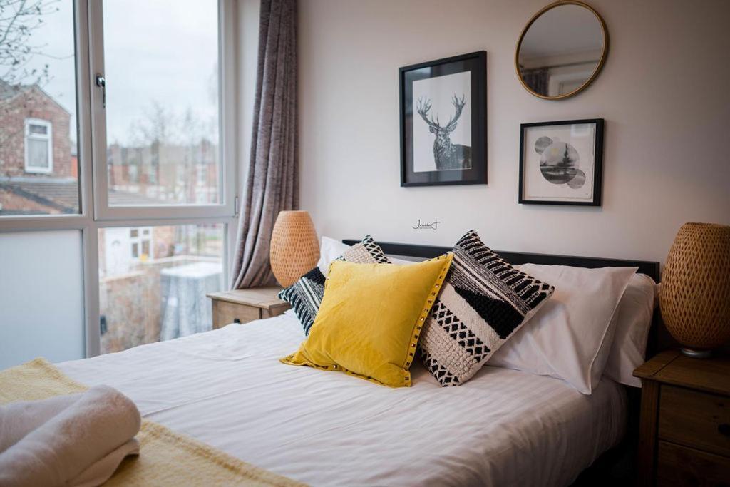 Air Host And Stay - Apartment 5 Broadhurst Court Sleeps 6 Minutes From Town Centre Stockport Exteriör bild