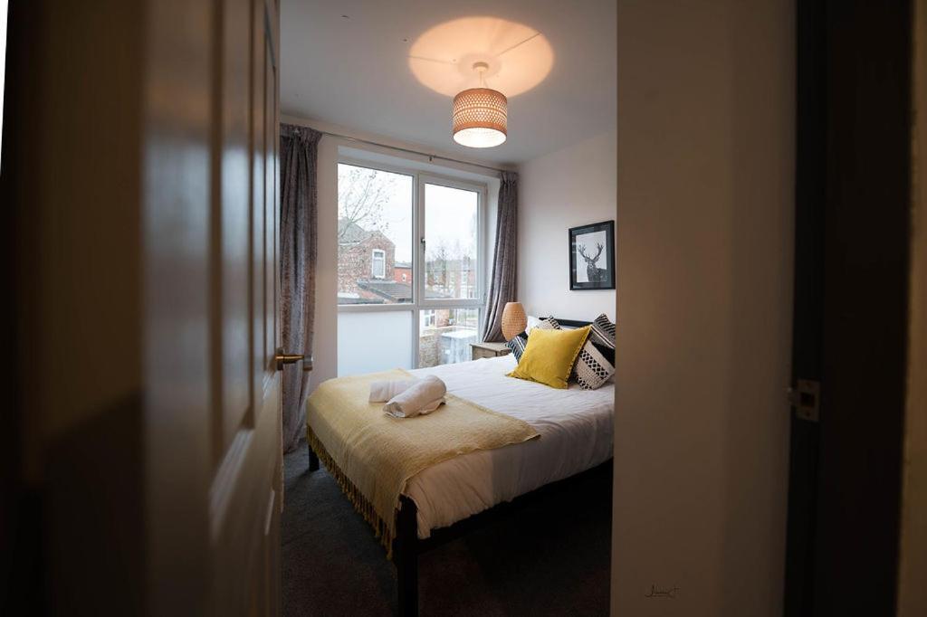 Air Host And Stay - Apartment 5 Broadhurst Court Sleeps 6 Minutes From Town Centre Stockport Exteriör bild