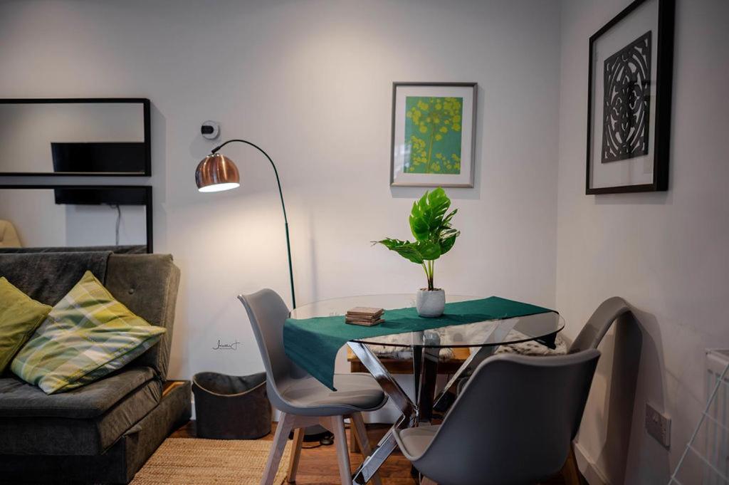 Air Host And Stay - Apartment 5 Broadhurst Court Sleeps 6 Minutes From Town Centre Stockport Exteriör bild