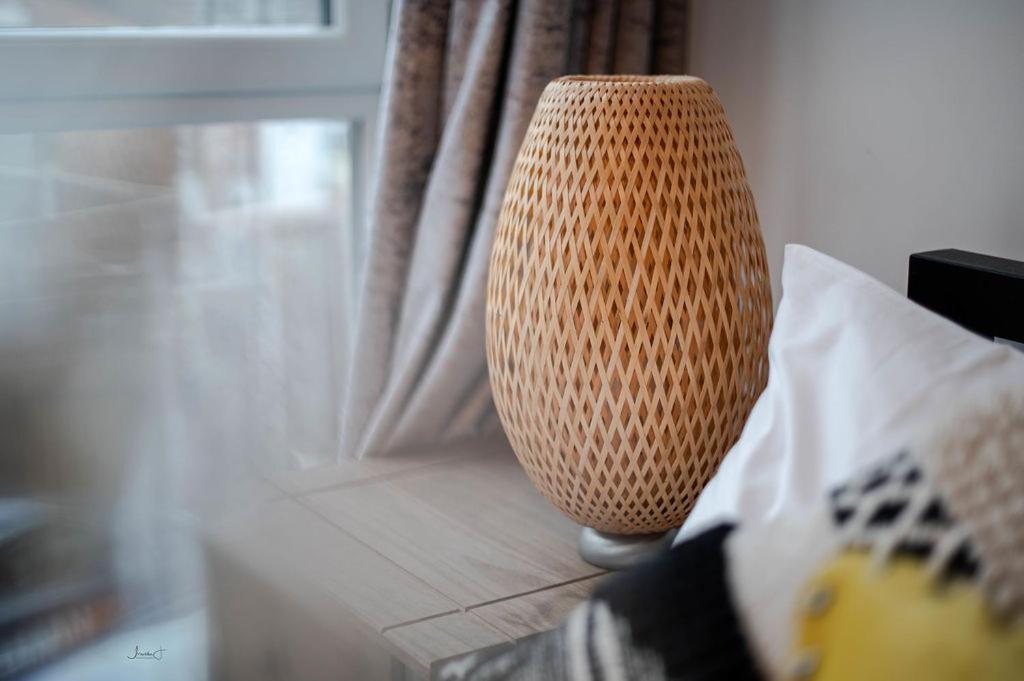 Air Host And Stay - Apartment 5 Broadhurst Court Sleeps 6 Minutes From Town Centre Stockport Exteriör bild