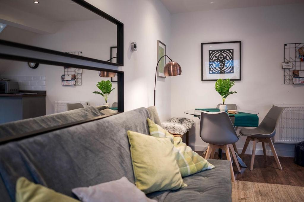 Air Host And Stay - Apartment 5 Broadhurst Court Sleeps 6 Minutes From Town Centre Stockport Exteriör bild