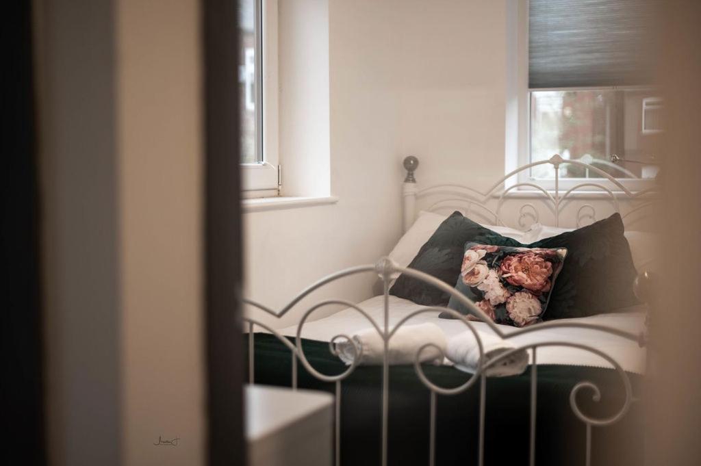 Air Host And Stay - Apartment 5 Broadhurst Court Sleeps 6 Minutes From Town Centre Stockport Exteriör bild